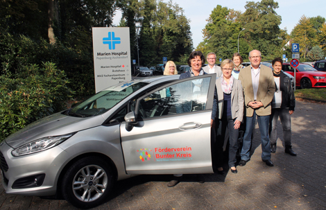 Heide Heyen-Strehlau (4. von rechts) und Hartmut Strehlau (2. von rechts) vom Förderverein Bunter Kreis übergaben das neue Auto an (v.l.n.r.) Verena Scholtyssek, Angela Hebbelmann, Case Managerin „Der Bunte Kreis“, Krankenhausgeschäftsführer Matthias Bitter, Anne-Maria Schäfer und Beate Dreier.