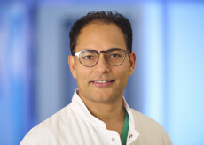 Herr Dr. med. Acharya, Thakur Prasad