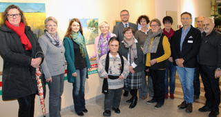 16 Kursteilnehmer der Kunstschule Zinnober Papenburg stellen insgesamt 37 Kunstwerke im Foyer des Marien Hospitals aus.