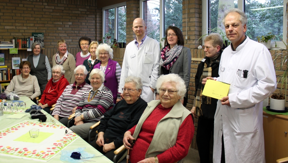 900 Euro sammelten die Damen des Seniorenbeirats Papenburg mit ihren Handarbeiten für die geriatrische Abteilung des Marien Hospital Papenburg Aschendorf. Chefarzt Dr. Berthold Ibershoff (rechts) und Oberarzt Philipp Friggemann bedankten sich für die großzügige Spende.