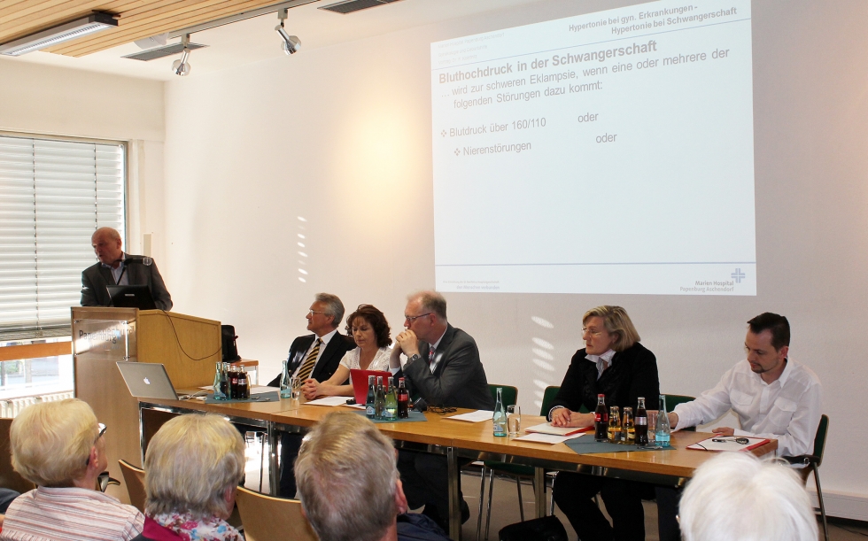 Aus verschiedenen fachlichen Blickwinkeln beleuchteten die Referenten das Thema Bluthochdruck (v.l.n.r.): Dr. Franz Koettnitz (stehend), Prof. Dr. Christian Wende, Alwine Dema, Dr. Andreas Wilke, Elisabeth-Maria Behnen und Ringo Rauhut.