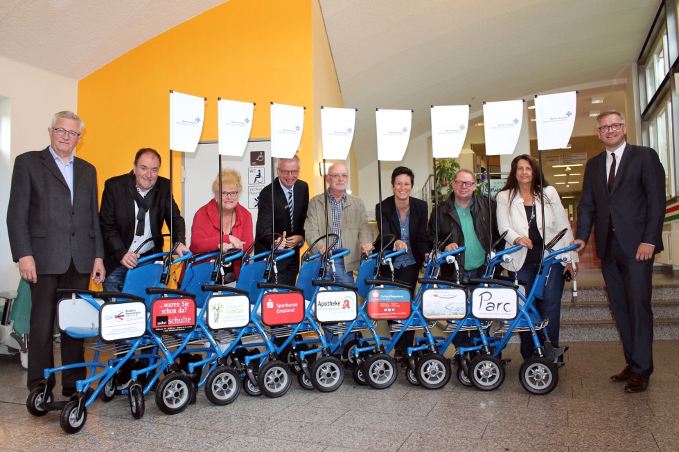 Neuer Service im Marien Hospital in Papenburg: Ab sofort können Besucher und Patienten kostenfrei Rollstühle nutzen, um sich auf dem Klinikgelände mobiler zu bewegen. Ermöglicht wird das Angebot mithilfe von Unternehmen aus der Region, die auf den Stühlen werben. Matthias Bitter, Geschäftsführer des Marien Hospitals, und Pflegedirektorin Marita Bäcker (rechts) nahmen die Rollstühle von Gerhard Hackmann (Elektro Hackmann), Bernd Paffen (Möbel Schulte), Adelgunde Langes (LanCas), Georg Schröer (Sparkasse Emsland), Paul Hartwig (vita rotalis), Marita Frerichs (Caritas-Pflegedienst Unterems) und Bernhard Kruse (Papenburger Kanalreisen Kruse) (v.l.n.r.) entgegen. 