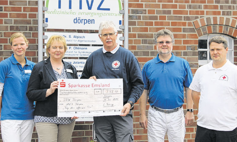 Volker Teichmann (Mitte) und Markus Santen (rechts) vom DRK Dörpen nahmen die Spende des MVZ Dörpen dankbar von Elisabeth Bröring (2. von links), MVZ-Praxismanagerin, sowie Julia Tholema und Dr. Paul Ohlmann entgegen