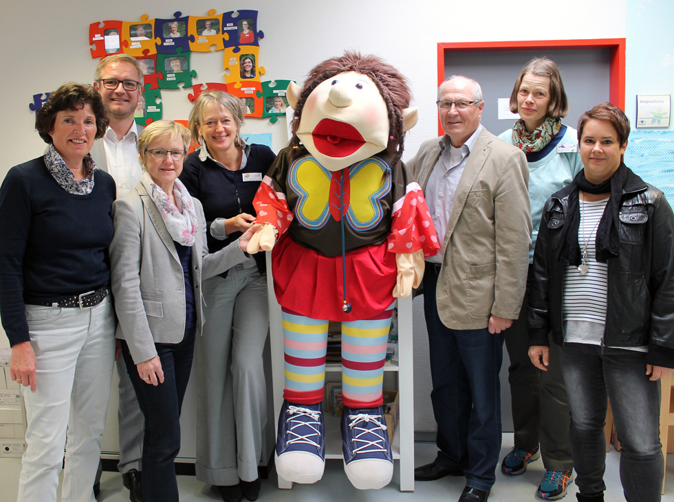 Heide Heyen-Strehlau (2. von links) und Hartmut Strehlau (rechts) vom Förderverein Bunter Kreis freuen sich gemeinsam mit (v.l.n.r.) Angela Hebbelmann, Case Managerin „Der Bunte Kreis“, Krankenhausgeschäftsführer Matthias Bitter, SPZ-Leiterin Prof. Dr. Andrea Caby, Anne-Maria Schäfer und Beate Dreier darüber, wie gut die lebensgroße Puppe Ella bei den Kindern ankommt.