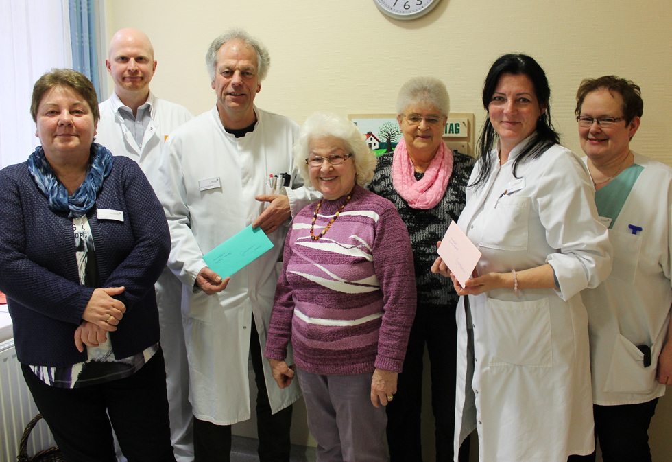 Erika Esser (4. von links) und Renate Padberg (5. von links) von der Handarbeitsgruppe des Seniorenbeirats Papenburg übergaben insgesamt 800 Euro an die beiden Abteilungen Geriatrie und Pädiatrie des Marien Hospital Papenburg Aschendorf. 