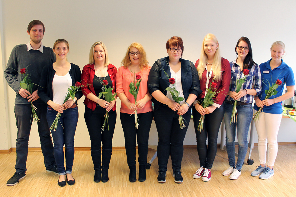 Neben herzlichen Glückwünschen erhielten sie zum Abschluss ihrer Ausbildung im Marien Hospital Papenburg Aschendorf eine rote Rose (von links): Matthias Korte (Papenburg), Syzana Shabani (Rhede), Nadine Appeldorn (Papenburg), Nicole Nintemann (Heede), Jasmin Sanders (Rhauderfehn), Anja Lindemann (Lorup), Lisa Potthast (Papenburg) und Lisa van Lessen (Bunderhee). Es fehlt Kathrin Rolfes (Papenburg).
