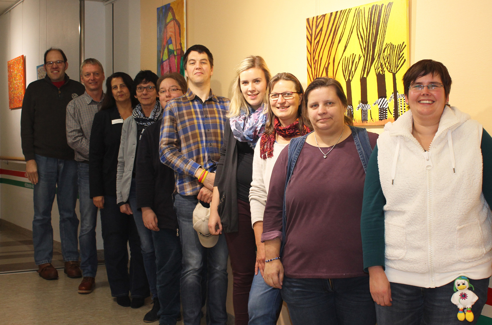 Farbe und Freude bringt die neue Kunstausstellung der „FARBTUPFER“ ins Marien Hospital Papenburg Aschendorf. Darüber freuen sich die Künstler und Vertreter der Caritas-Werkstatt Papenburg sowie die Mitarbeiter, Patienten und Besucher des Krankenhauses. 
