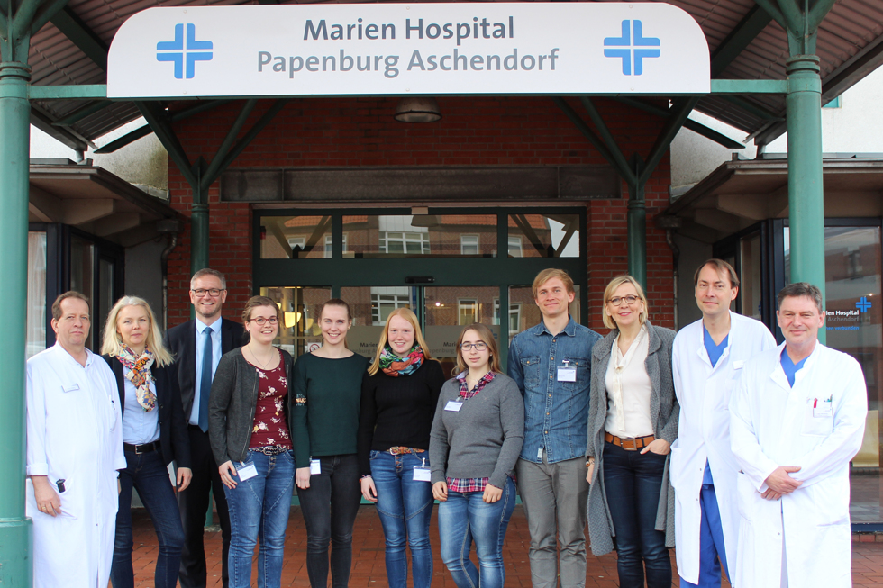 Fünf Studierende folgten der Einladung der Weiterbildungsgesellschaft Meilenstein ins Marien Hospital in Papenburg. Mit im Bild Dr. Thomas Klapperich, Silke Kuhlemann, Matthias Bitter, Johanna Sievering, Prof. Dr. Ralf Koos und Dr. Ludger Kämmerling (v.l.). (Foto: Landkreis Emsland)