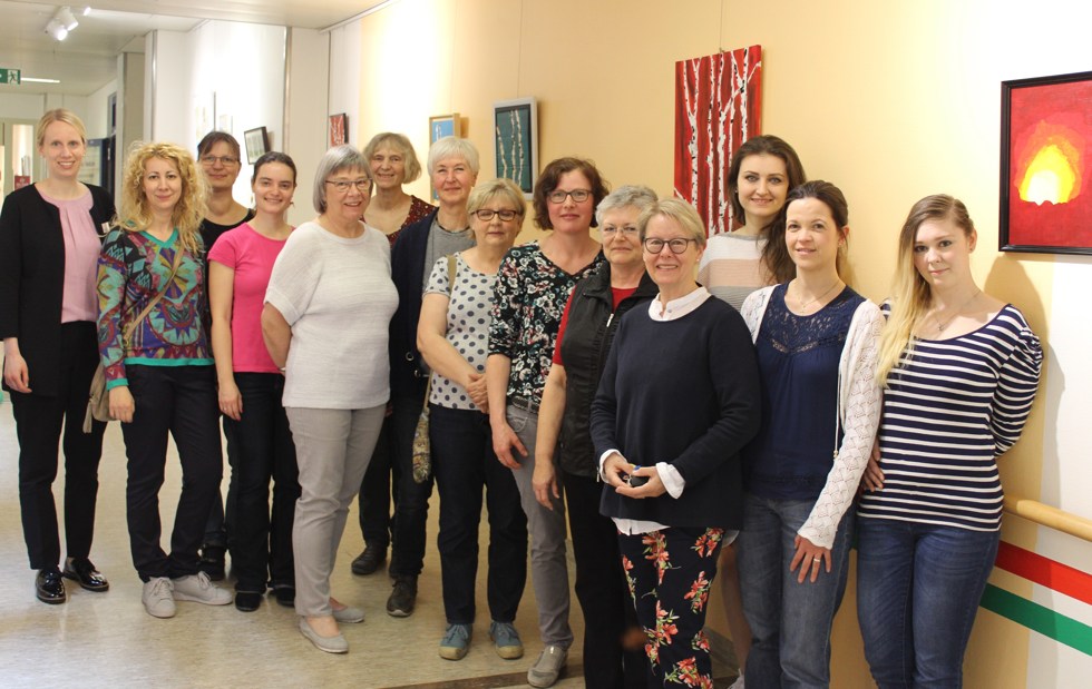 Zwei Kurse der Kunstschule Zinnober stellen ihre Werke von Mitte April bis Mitte August im Eingangsfoyer des Marien Hospital Papenburg aus. 