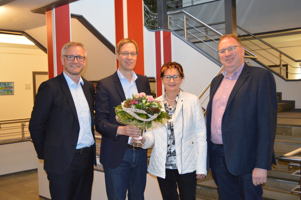 Matthias Bitter, Geschäftsführer Marien Hospital Papenburg Aschendorf, Samtgemeindebürgermeister Hermann Wocken und Bürgermeister Manfred Gerdes (v.lks. n. re)  freuen sich über die Ausweitung der Sprechstunde im Fachgebiet der Hals-Nasen-Ohrenheilkunde im MVZ Dörpen durch Maria J. Lutkowska.