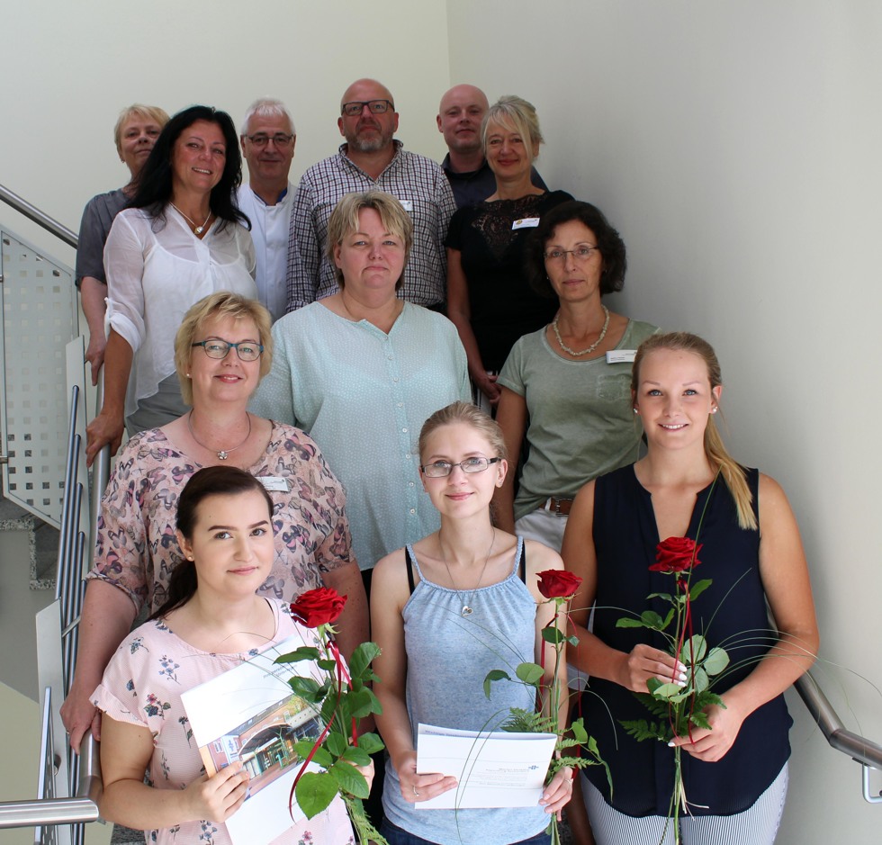 Neben herzlichen Glückwünschen ihrer Ausbilder erhielten sie zum Abschluss im Marien Hospital Papenburg eine rote Rose (vorne von links): Viktoria Kotvitski, Marina Surko, Lara Freericks. Es fehlen: Manuela Jelken, Lisa Spekker, Jan Prieth. 