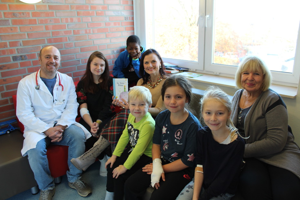 Gemütliche Leserunde: (v. l.) Assistenzarzt Nawar Kamel von der Kinderstation, Diana (15), Moumouni (9), Bundestagsabgeordnete Gitta Connemann, Leon (4), Jill (12), Lina (7) und „Hilfe-für-Kinder-in-Not“-Vereinsvorsitzende Ursula Mersmann. Gemütliche Leserunde: (v. l.) Assistenzarzt Nawar Kamel von der Kinderstation, Diana (15), Moumouni (9), Bundestagsabgeordnete Gitta Connemann, Leon (4), Jill (12), Lina (7) und „Hilfe-für-Kinder-in-Not“-Vereinsvorsitzende Ursula Mersmann.
