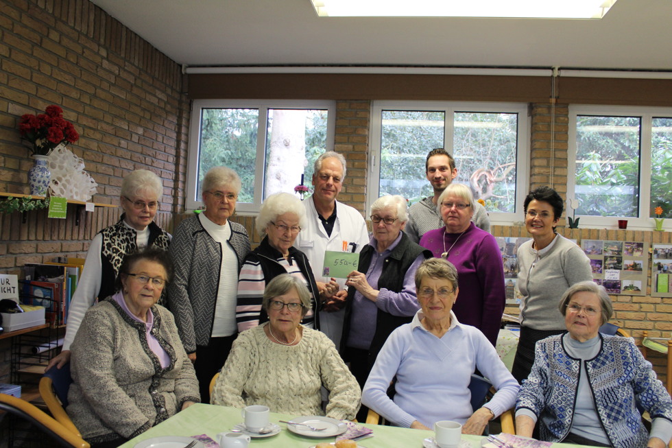 Stricken und Häkeln für den guten Zweck: Die Damen der Handarbeitsgruppe des Seniorenbeirats Papenburg übergaben 550 Euro an Dr. Berthold Ibershoff, Chefarzt der Geriatrie (5. von links), Dirk Senft, Abteilungsleitung Station 16, 17, 31 und Geschäftsführerin Veronika von Manowski (2. von rechts).