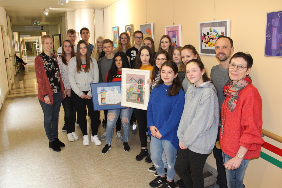 Freuen sich über die neue Ausstellung im Marien Hospital: (von links) Linda Bünker, Assistentin der Geschäftsführung des Marien Hospitals Papenburg Aschendorf, die Oberschüler der Michaelschule, Schulleiter Thomas Springub und Kunstlehrerin Annette Kassens. Freuen sich über die neue Ausstellung im Marien Hospital: (von links) Linda Bünker, Assistentin der Geschäftsführung des Marien Hospitals Papenburg Aschendorf, die Oberschüler der Michaelschule, Schulleiter Thomas Springub und Kunstlehrerin Annette Kassens.
