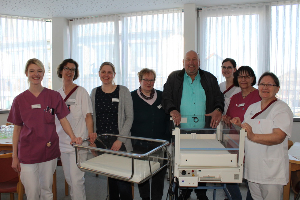 Gemeinsam Gutes tun: (von links) Nadine Kappen, Gesundheits- und Kinderkrankenpflegerin, Irene Reiners, Gesundheits- und Krankenpflegerin, Ivonne Fennen, stellv. Abteilungsleitung Station 3/4, Hiltrud Klostermann, Abteilungsleitung Station 3/4, Hansi Brake, Vorsitzender des Vereins „Helping Hands“, Lisa Potthast, Medizinische Fachangestellte, Renate Olliges, Gesundheits- und Kinderkrankenpflegerin, und Ludmilla Wirch, Gesundheits- und Krankenpflegerin. Gemeinsam Gutes tun: (von links) Nadine Kappen, Gesundheits- und Kinderkrankenpflegerin, Irene Reiners, Gesundheits- und Krankenpflegerin, Ivonne Fennen, stellv. Abteilungsleitung Station 3/4, Hiltrud Klostermann, Abteilungsleitung Station 3/4, Hansi Brake, Vorsitzender des Vereins „Helping Hands“, Lisa Potthast, Medizinische Fachangestellte, Renate Olliges, Gesundheits- und Kinderkrankenpflegerin, und Ludmilla Wirch, Gesundheits- und Krankenpflegerin.