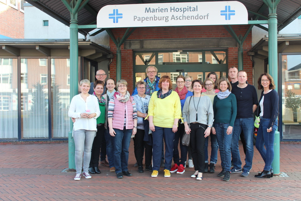 20 Jahre nach ihrem Examen trafen sich die ehemaligen Schüler im Marien Hospital Papenburg Aschendorf wieder. 20 Jahre nach ihrem Examen trafen sich die ehemaligen Schüler im Marien Hospital Papenburg Aschendorf wieder.