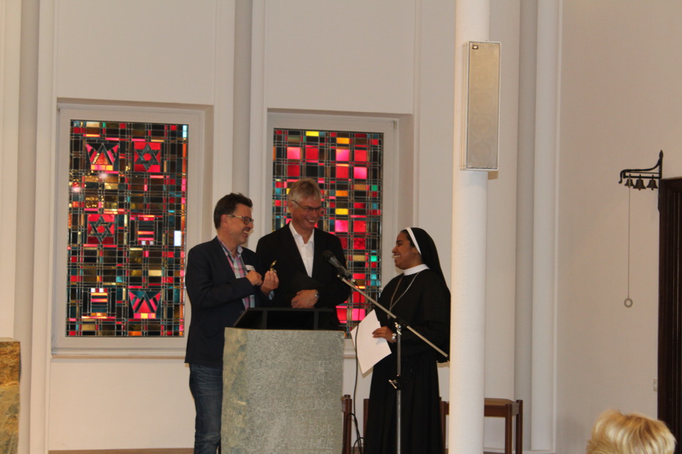Abschied nehmen: (von links) Bei einem Gottesdienst übergaben Dietmar Vogt (evangelischer Krankenhausseelsorger) und Wilfried Nee (katholischer Krankenhausseelsorger) Schwester Siji Poruthukaran einen Kompass für ihre weitere Reise. Abschied nehmen: (von links) Bei einem Gottesdienst übergaben Dietmar Vogt (evangelischer Krankenhausseelsorger) und Wilfried Nee (katholischer Krankenhausseelsorger) Schwester Siji Poruthukaran einen Kompass für ihre weitere Reise.