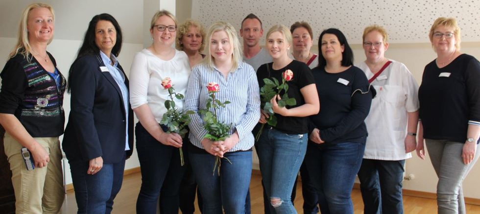 Glückwünsche und Gratulationen: (von links) Beate Janssen, stellvertretende Pflegedirektorin, Marita Bäcker, Pflegedirektorin, Alina Janssen, Fachkraft für Notfallpflege, Gaby Eissing, Fachkraft für Notfallpflege, Verena Wernken, Praxisanleiterin, Hans-Gerd Hecker, Fachkraft für Intensiv- und Anästhesiepflege, Nicole Hanneken, Praxisanleiterin, Anita Korte, Abteilungsleitung Station 1, 2, Sabrina Sanders, Abteilungsleitung Zentrale Notaufnahme (ZNA), Hiltrud Klostermann, Abteilungsleitung Station 3, 4, Elisabeth Bröring, MVZ-Praxismanagerin. Glückwünsche und Gratulationen: (von links) Beate Janssen, stellvertretende Pflegedirektorin, Marita Bäcker, Pflegedirektorin, Alina Janssen, Fachkraft für Notfallpflege, Gaby Eissing, Fachkraft für Notfallpflege, Verena Wernken, Praxisanleiterin, Hans-Gerd Hecker, Fachkraft für Intensiv- und Anästhesiepflege, Nicole Hanneken, Praxisanleiterin, Anita Korte, Abteilungsleitung Station 1, 2, Sabrina Sanders, Abteilungsleitung Zentrale Notaufnahme (ZNA), Hiltrud Klostermann, Abteilungsleitung Station 3, 4, Elisabeth Bröring, MVZ-Praxismanagerin.