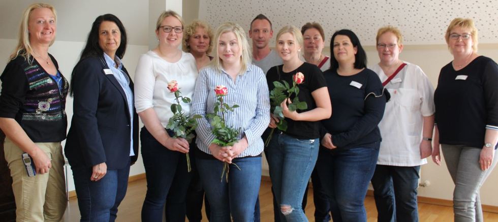 Glückwünsche und Gratulationen: (von links) Beate Janssen, stellvertretende Pflegedirektorin, Marita Bäcker, Pflegedirektorin, Alina Janssen, Fachkraft für Notfallpflege, Gaby Eissing, Fachkraft für Notfallpflege, Verena Wernken, Praxisanleiterin, Hans-Gerd Hecker, Fachkraft für Intensiv- und Anästhesiepflege, Nicole Hanneken, Praxisanleiterin, Anita Korte, Abteilungsleitung Station 1, 2, Sabrina Sanders, Abteilungsleitung Zentrale Notaufnahme (ZNA), Hiltrud Klostermann, Abteilungsleitung Station 3, 4, Elisabeth Bröring, MVZ-Praxismanagerin.