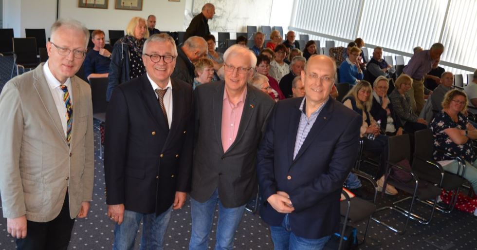 Gaben Informationen und Hinweise rund um das Thema des Welt Hypertonie Tages „Kenn Deinen Druck“: (von links) Dr. Andreas Wilke von der Kardiologischen Praxis Papenburg, Prof. Dr. Christian Wende, Chefarzt der Kardiologie im Marien Hospital Papenburg Aschendorf, Dr. Volker Eissing, Facharzt für Allgemeinmedizin in Papenburg und Dr. Norbert Bley, Chefarzt der Inneren Medizin im Hümmling Hospital Sögel. Gaben Informationen und Hinweise rund um das Thema des Welt Hypertonie Tages „Kenn Deinen Druck“: (von links) Dr. Andreas Wilke von der Kardiologischen Praxis Papenburg, Prof. Dr. Christian Wende, Chefarzt der Kardiologie im Marien Hospital Papenburg Aschendorf, Dr. Volker Eissing, Facharzt für Allgemeinmedizin in Papenburg und Dr. Norbert Bley, Chefarzt der Inneren Medizin im Hümmling Hospital Sögel.