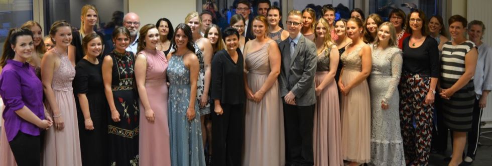 An der hauseigenen Schule für Gesundheits- und Krankenpflege/ Kinderkrankenpflege des Marien Hospitals haben insgesamt 23 Absolventen ihre dreijährige Ausbildung abgeschlossen. An der hauseigenen Schule für Gesundheits- und Krankenpflege/ Kinderkrankenpflege des Marien Hospitals haben insgesamt 23 Absolventen ihre dreijährige Ausbildung abgeschlossen.