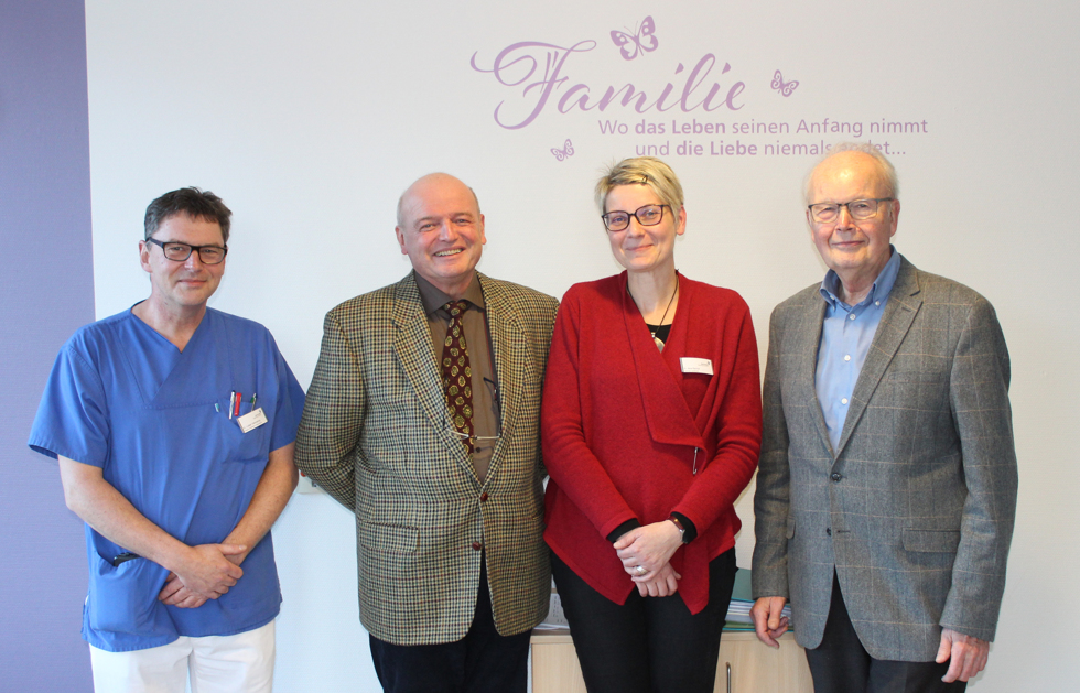 Freuen sich über die Re-Zertifizierung: (v. links) Dr. Ludger Kämmerling, Chefarzt Abteilung Anästhesie und Intensivmedizin, Dr. Franz Koettnitz, Chefarzt Gynäkologie und Geburtshilfe, Dr. Alice Rachidi, Oberärztin in der Gynäkologie und Leiterin des klinischen Endometriosezentrum, Prof. Dr. Schweppe, Vorstand der Deutschen Stiftung Endometriose-Forschung (SEF).