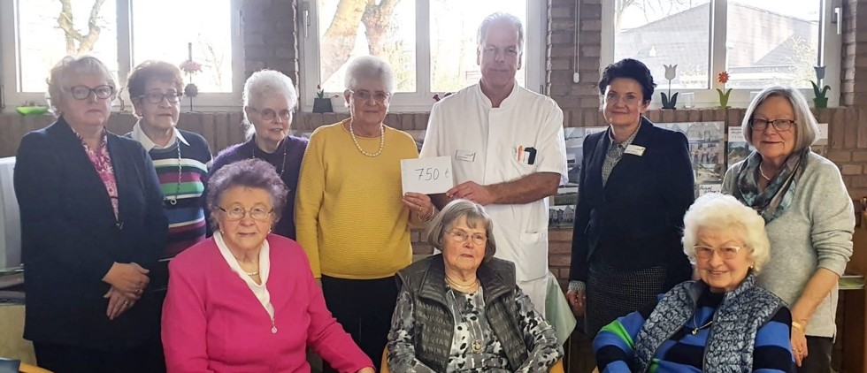 Der Handarbeitskreis überreicht die Spende von 750 Euro an Dr. Ibershoff, den Chefarzt der Geriatrie und an Veronika von Manowski, Geschäftsführerin des Krankenhauses