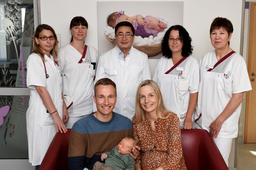 Freuen sich über den neuen Erdenbürger Jonathan: (vorne) die Eltern Matthias und Doris Olbrich mit (hinten v.l.) Frencije Selmenay, Lena Lüppens, Chefarzt Dr. Si Tuan Truong, Andrea Nee und Christine Düttmann. Freuen sich über den neuen Erdenbürger Jonathan: (vorne) die Eltern Matthias und Doris Olbrich mit (hinten v.l.) Frencije Selmenay, Lena Lüppens, Chefarzt Dr. Si Tuan Truong, Andrea Nee und Christine Düttmann.