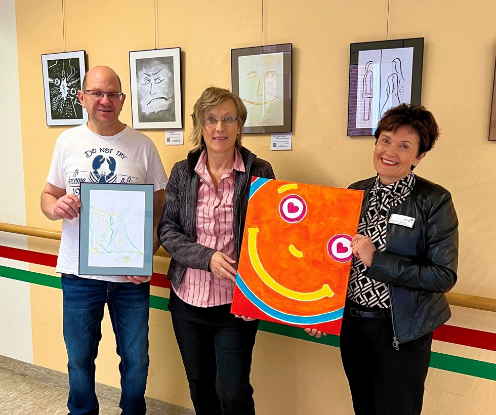 Geschäftsführerin Veronika von Manowski (rechts) begrüßte Birgit Spielvogel und Shaun Morrison zur Ausstellungseröffnung.