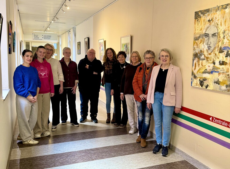 Veronika von Manowski, Geschäftsführerin des Marien Hospitals, begrüßte den Kurs unter der Leitung von Ángeles Benitez-Romero zur Ausstellungseröffnung.