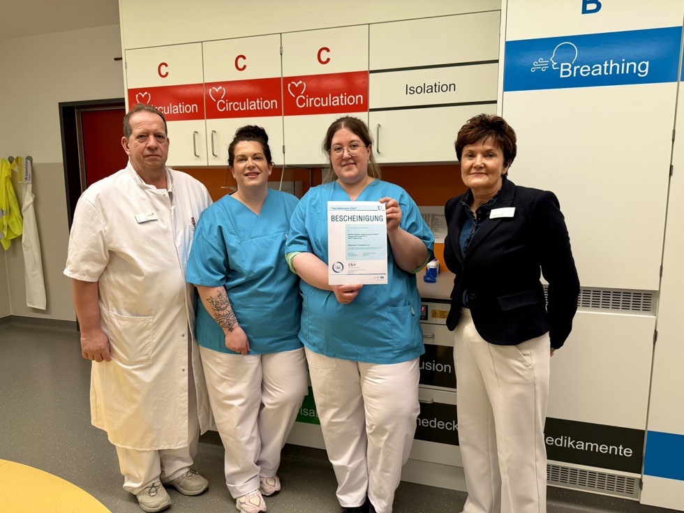 Maßgeblich an der Erst-Zertifizierung zum Regionalen TraumaZentrum waren (v. links) Dr. med. Thomas Klapperich, Chefarzt Orthopädie, Unfall- und Handchirurgie, Sabrina Sanders, Organisatorische Leitung der Notaufnahme und Judith Skottke, Chefarztsekretärin Unfallchirurgie, sowie Verena Scholtyssek, Qualitätsmanagement (nicht auf dem Foto), beteiligt. Veronika von Manowski, Geschäftsführerin des Marien Hospitals (rechts), gratulierte zur erfolgreichen Erst-Zertifizierung und ist stolz auf das Team.