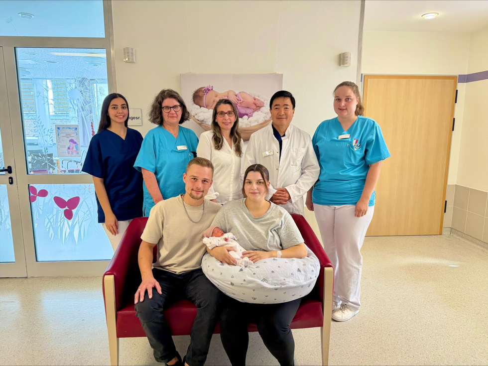 400. Geburt im Marien Hospital Papenburg Aschendorf: Bushra Al Qatan, Assistenzärztin Gynäkologie und Geburtshilfe, Sandra Lauenstein, Hebamme, Frencije Selmanaj, Chefärztin Pädiatrie, Dr. Si Tuan Truong, Chefarzt Gynäkologie und Geburtshilfe und Carina Dreesmann, Pflegefachfrau Station 3.