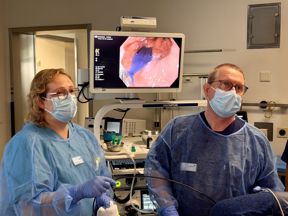 Auf dem Bildschirm ist der Eingriff zu sehen: Während der endoskopischen Behandlung verödet Ludovic Tange, Chefarzt der Gastroenterologie, die veränderte Schleimhaut in der Speiseröhre mit einem speziellen Katheter.